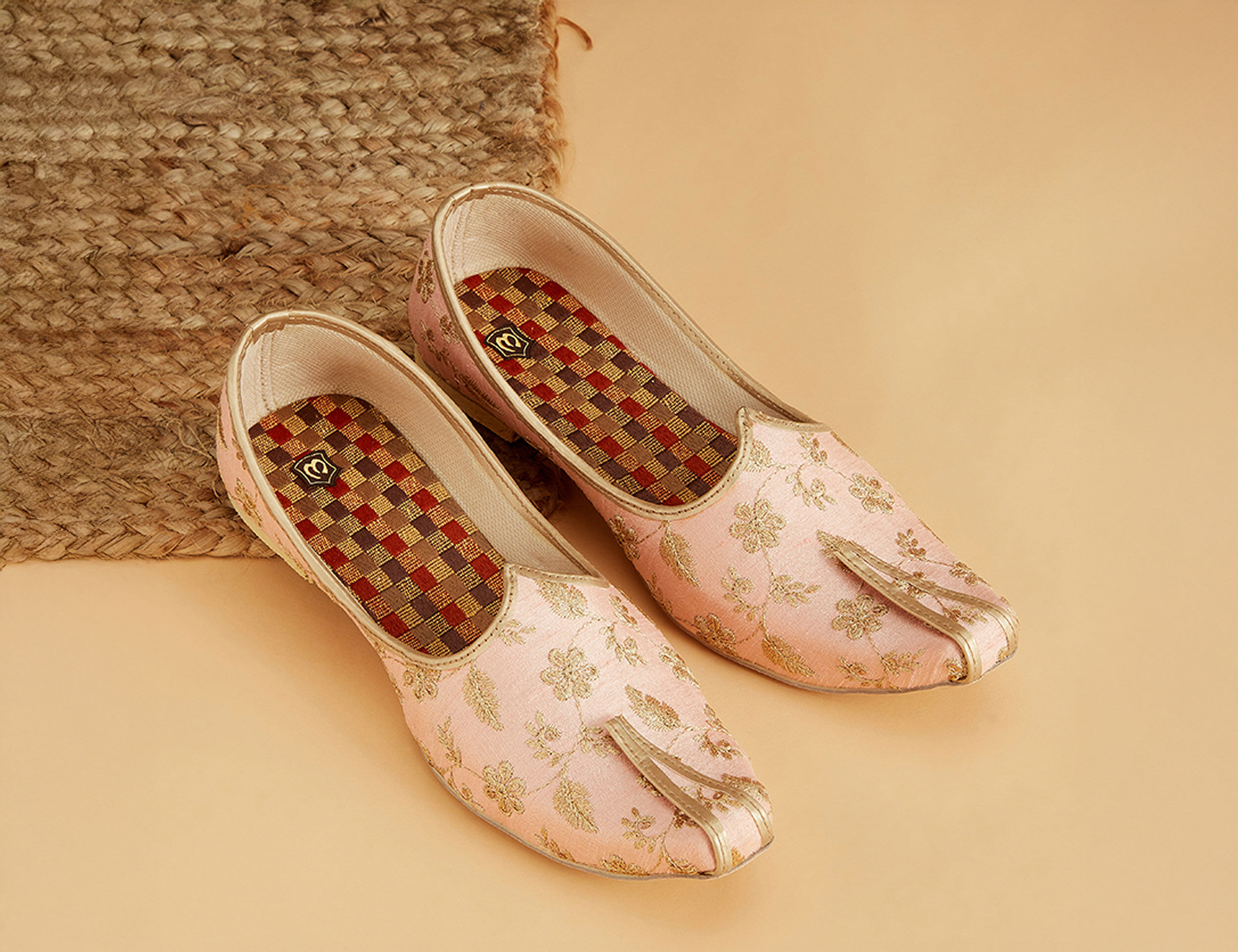 A well designed handmade pink jodhpuri mojdi.